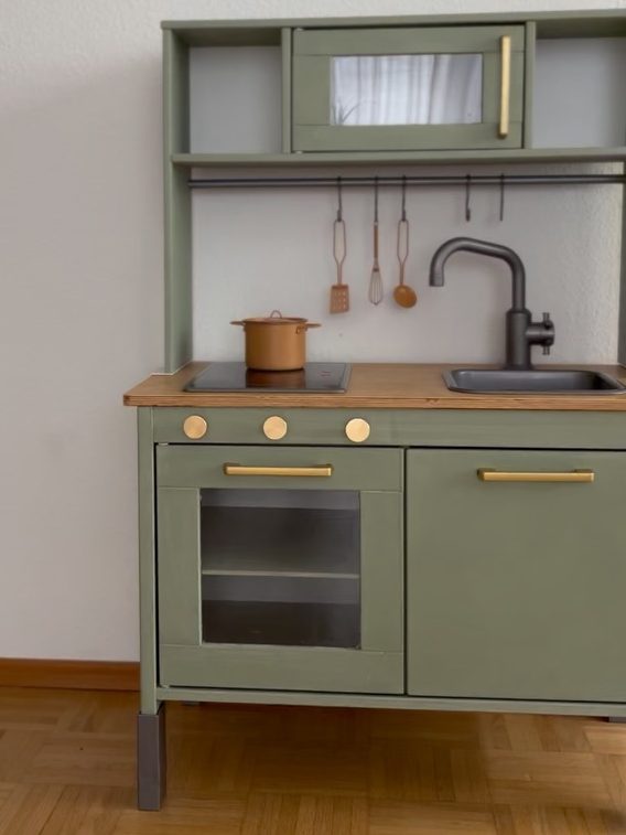 Vollständiges Upcycling einer IKEA Kinderküche inklusive Schleifen, Lackieren und Dekoration.