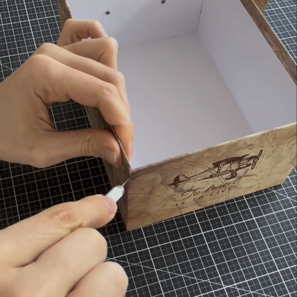 Schritt 1, Kanten der Box einschneiden für ein Explosionsbox Effekt.