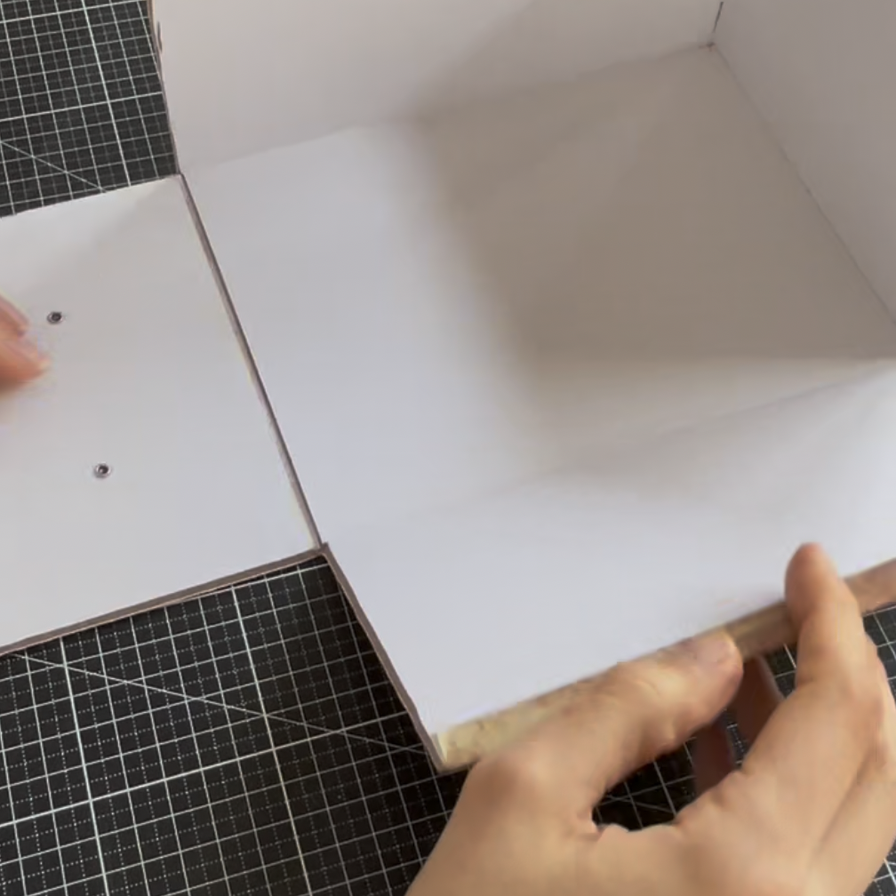Fertig zugeschnittene Explosionsbox geöffnet