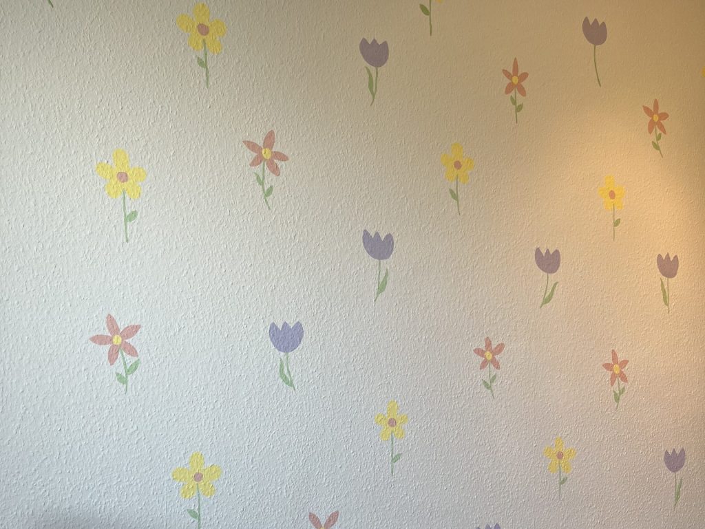 Blumenwand des Kinderzimmer Make Over.
