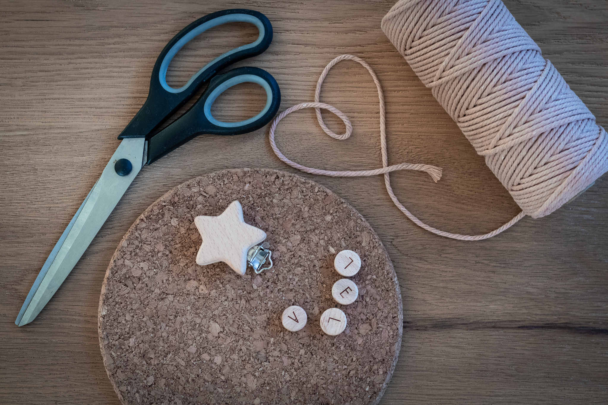 Materialien Schere, Garn, Perlen und Clip