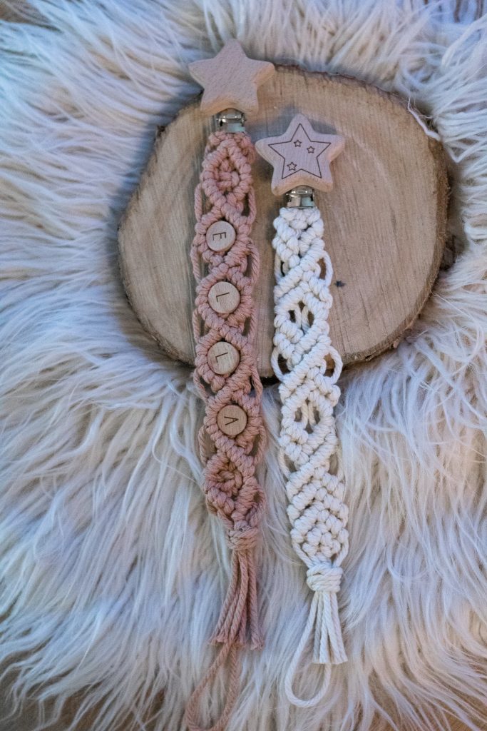 Selbstgemachte Schnullerkette im Makramee-Stil mit Wickelknoten – praktische und dekorative Babydeko.