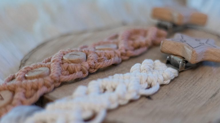 Makramee Schnullerkette mit Perlen