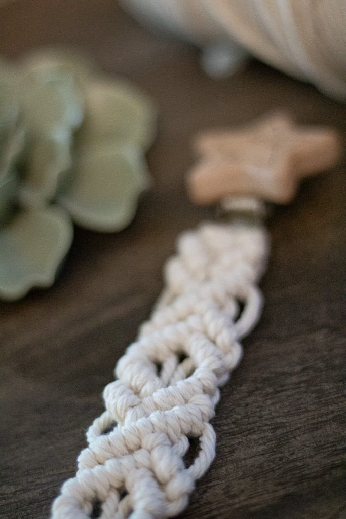 Handgemachte Makramee Schnullerkette mit Clip – DIY Accessoire für Babys, geknotet aus Baumwollgarn.
