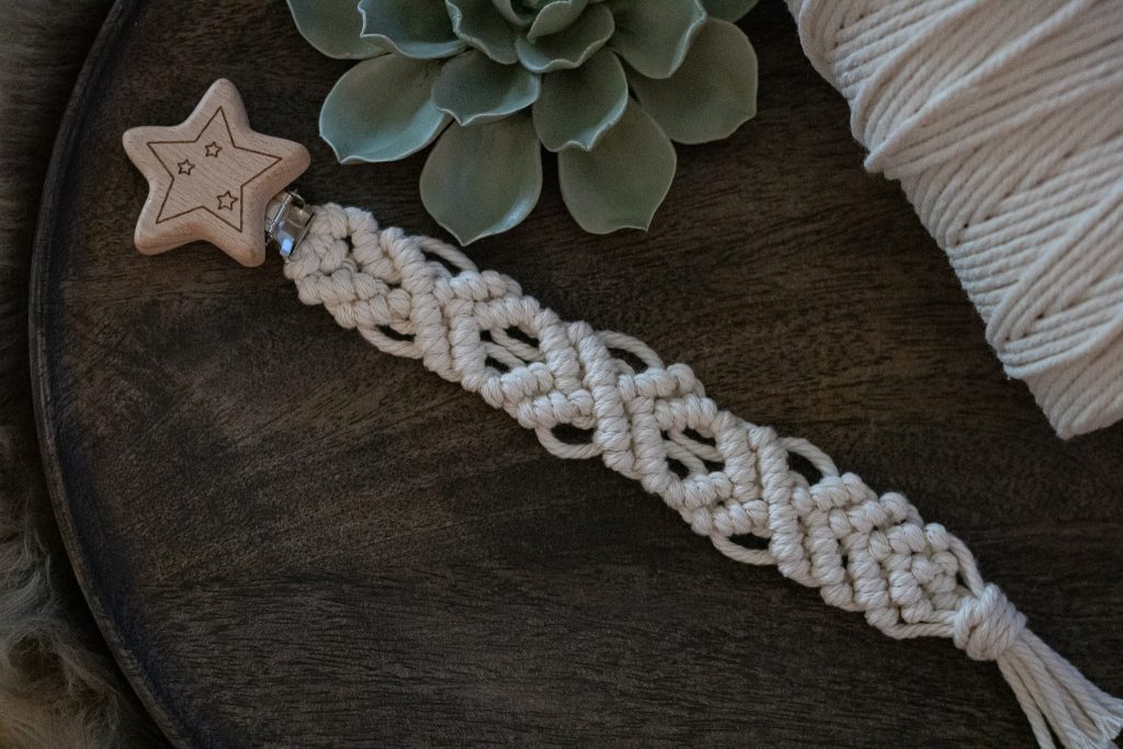 Handgemachte Makramee Schnullerkette mit Clip – DIY Accessoire für Babys, geknotet aus Baumwollgarn.
