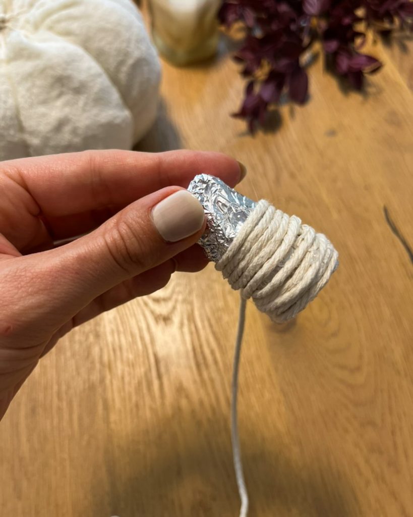 DIY Kürbis Kissen - Stil aus Alufolie formen.