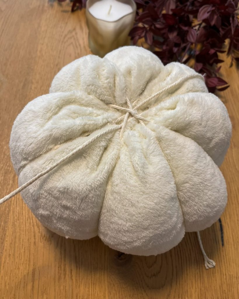 DIY Kürbis Kissen, Schnüre um Kissen wickeln.
