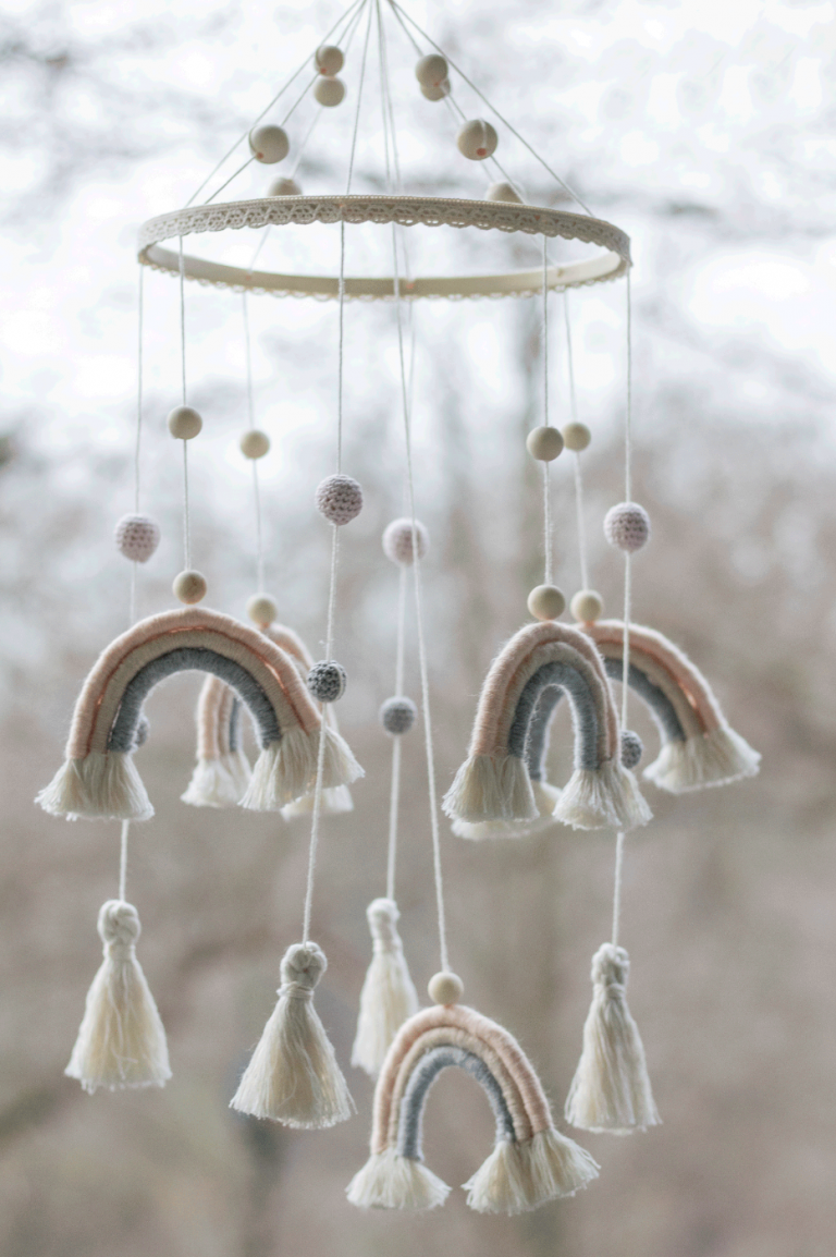DIY Regenbogen Mobile im Boho Stil – einfach selber machen