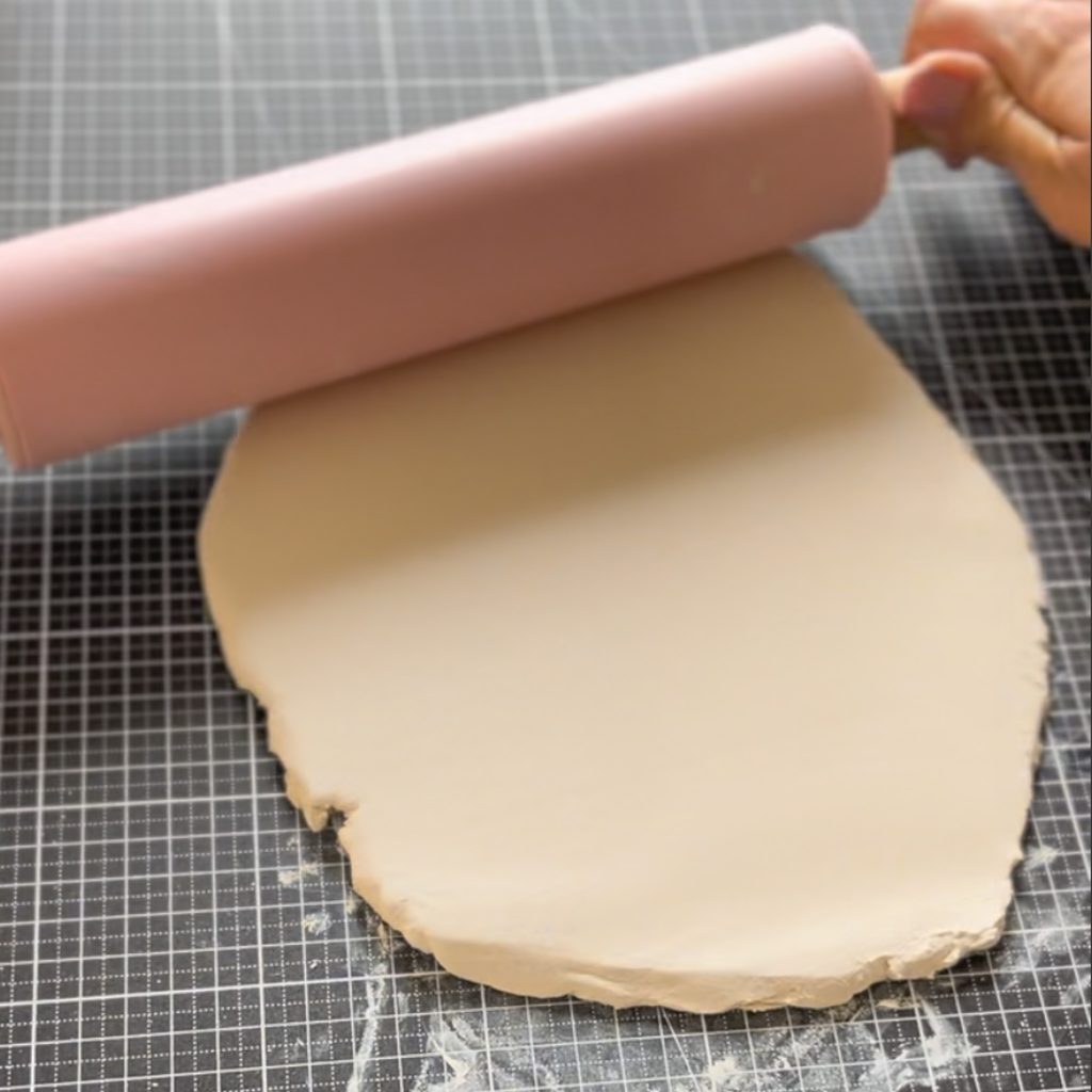 Lufttrocknenden Ton mit einem Nudelholz ausrollen.