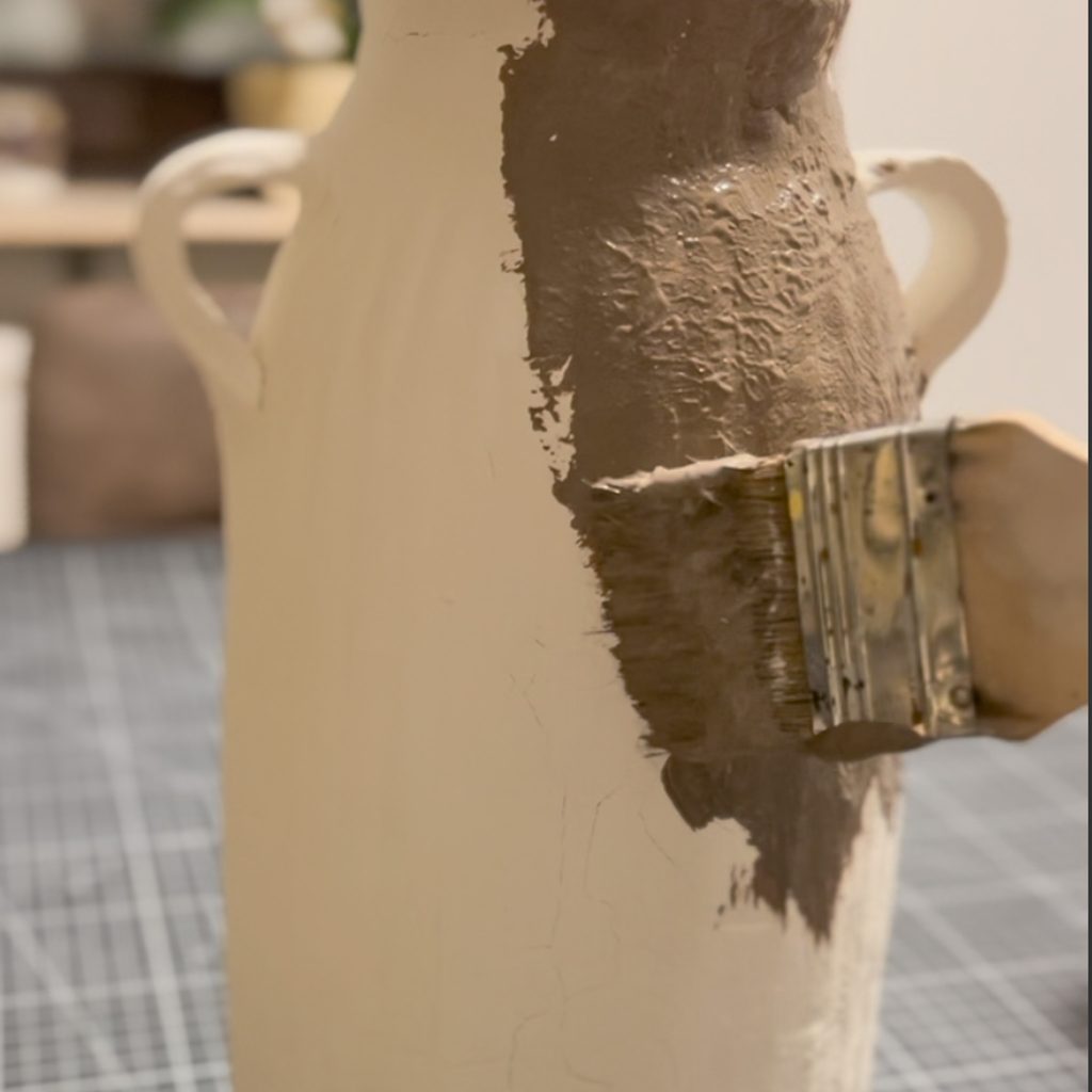 Acrylfarbe mit etwas Backpulver gemischt auf die Vase auftragen.