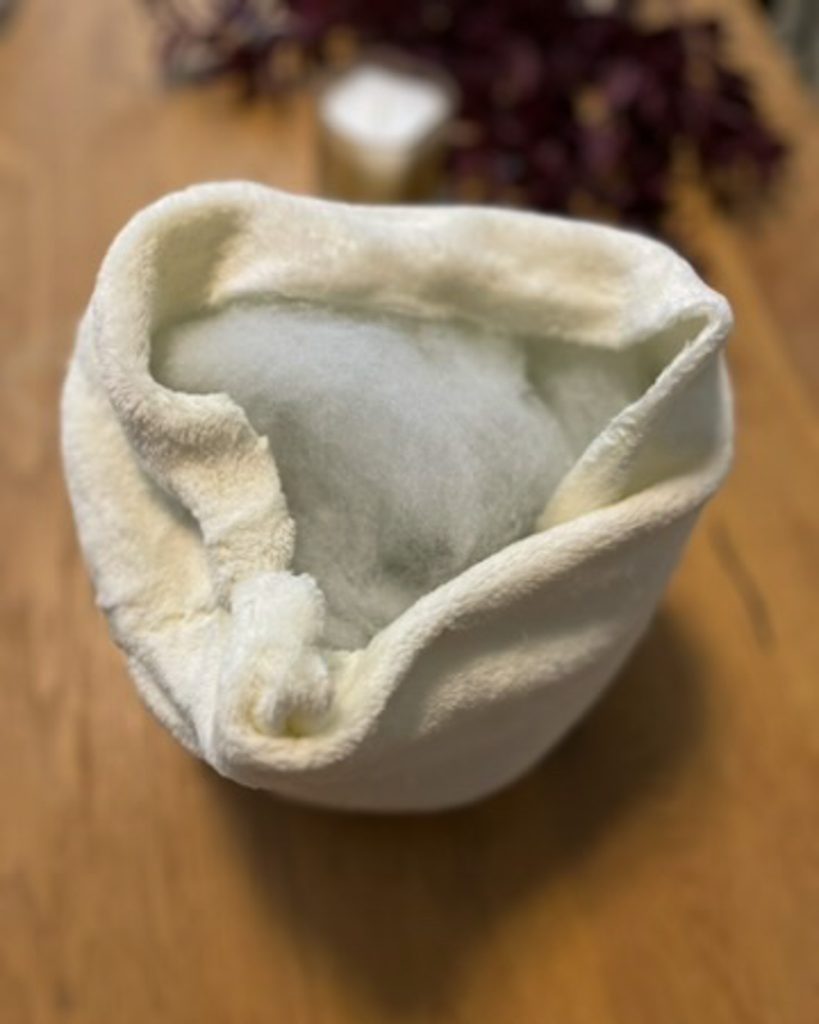 DIY Kürbis Kissen, Stoff füllen.