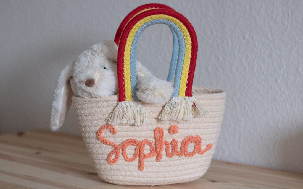 Personalisierter Korb mit Hasen drin.