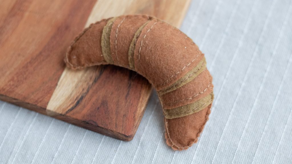 Selbst gemachtes, realistisches Filz Croissant.