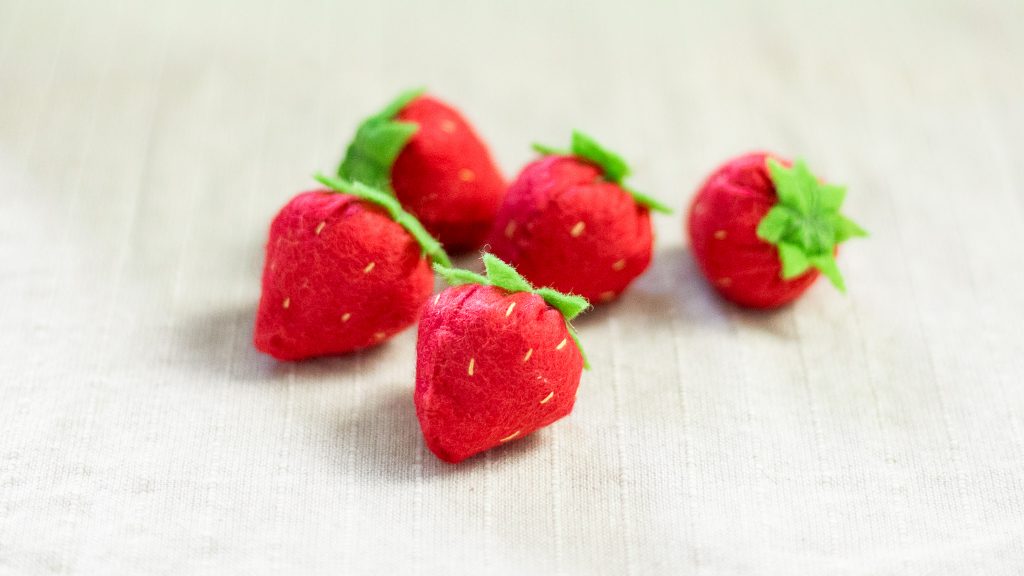 DIY Filz Erdbeere ganz einfach selbst machen.