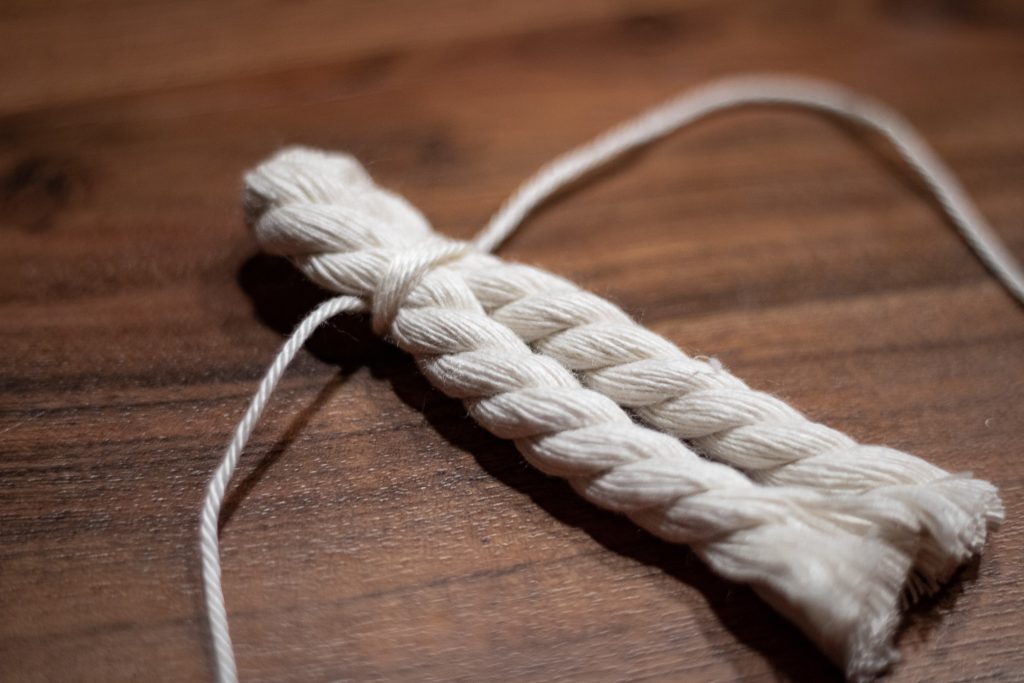 Quasten aus Baumwollschnur herstellen.