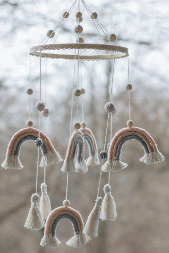DIY Boho Mobile mit Regenbogen.