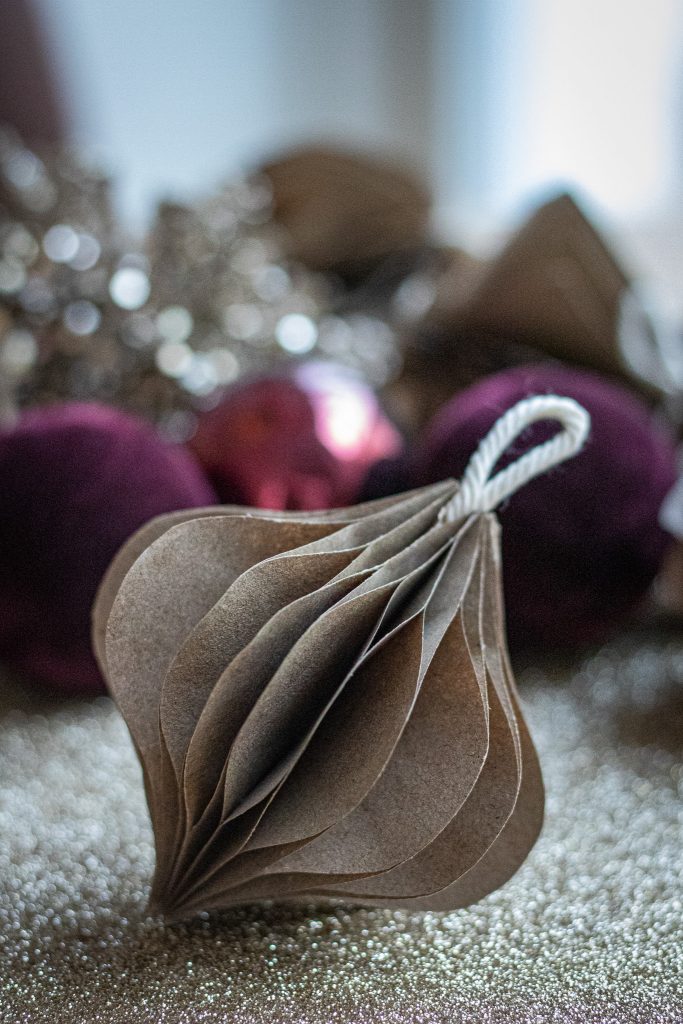 Weihnachtskugel aus Papier.