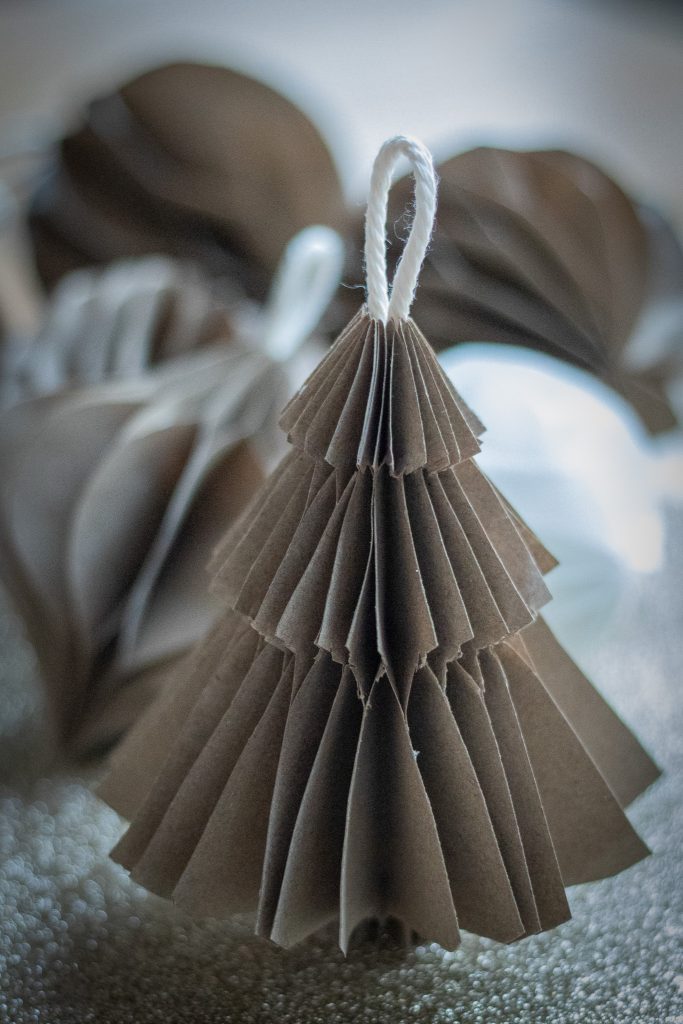 Weihnachtsmann Tannenbaum aus Papier.