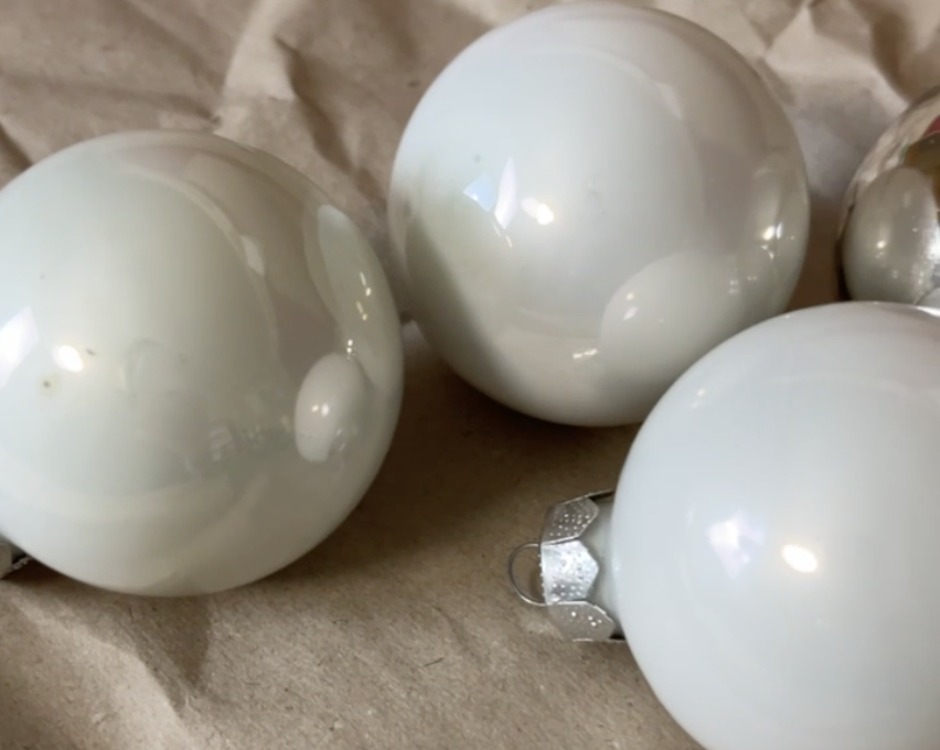 Alte Christbaumkugel vor makeover.