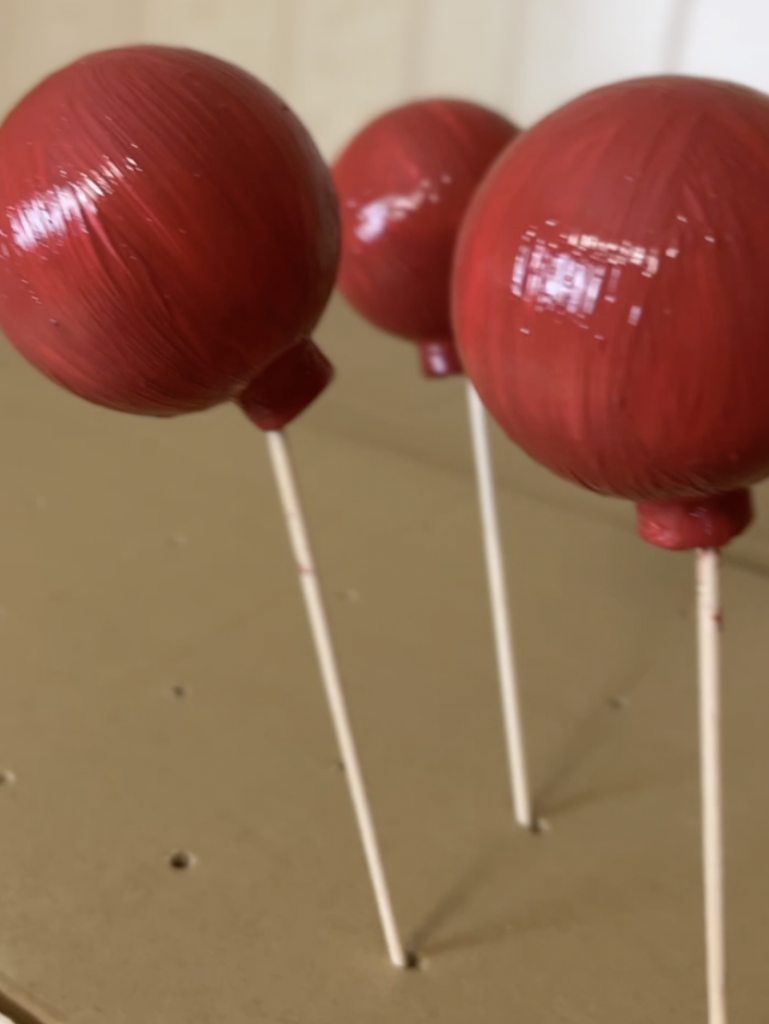 Kugeln mit Acrylfarbe bemalt.