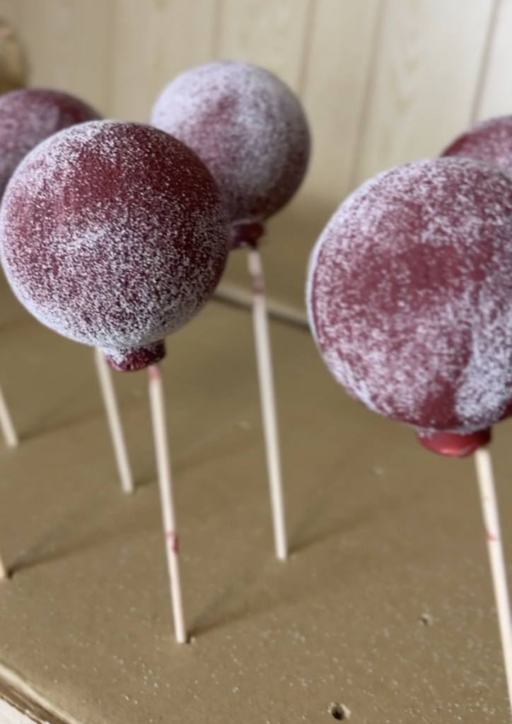 Kugeln mit Natron bestreut beim trocknen.