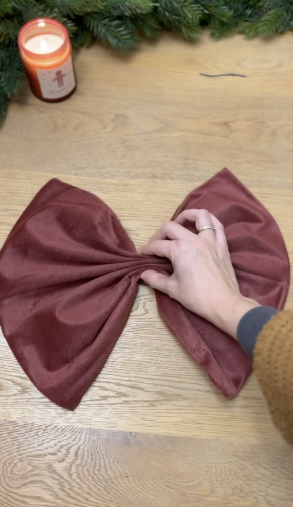 Kissenhülle zusammenraffen, um Schleife zu formen.