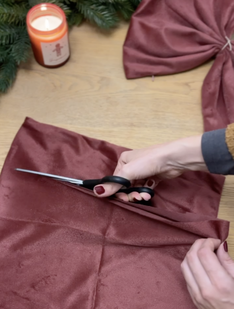 Zuschneiden des Mittelteils der Schleife.