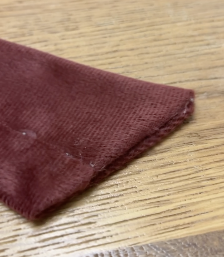 Schräge Enden des Bands zusammenkleben.