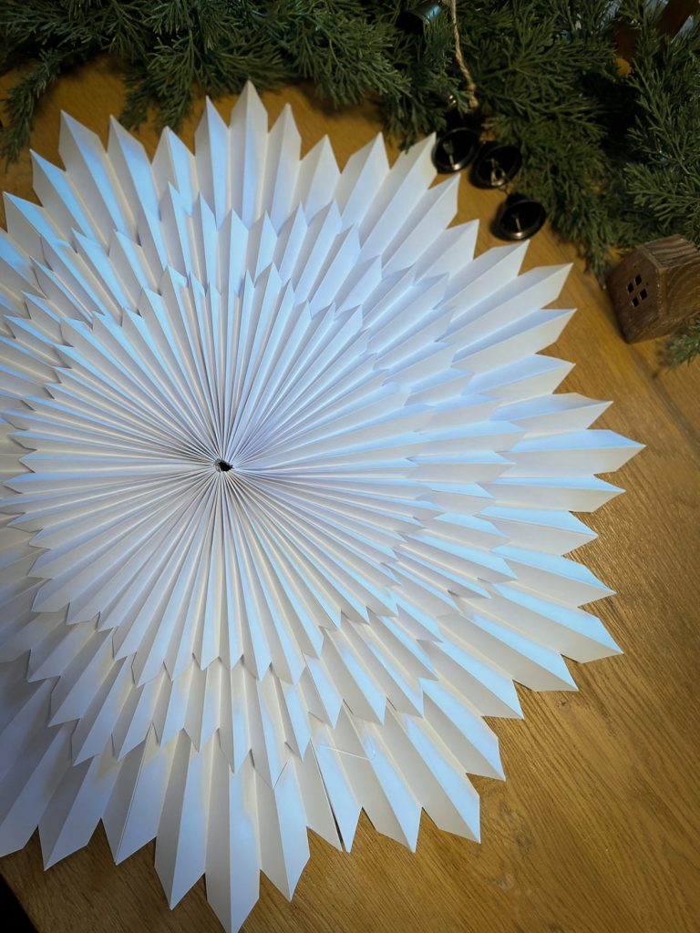 Eine Seite des Sterns fertig geklebt.