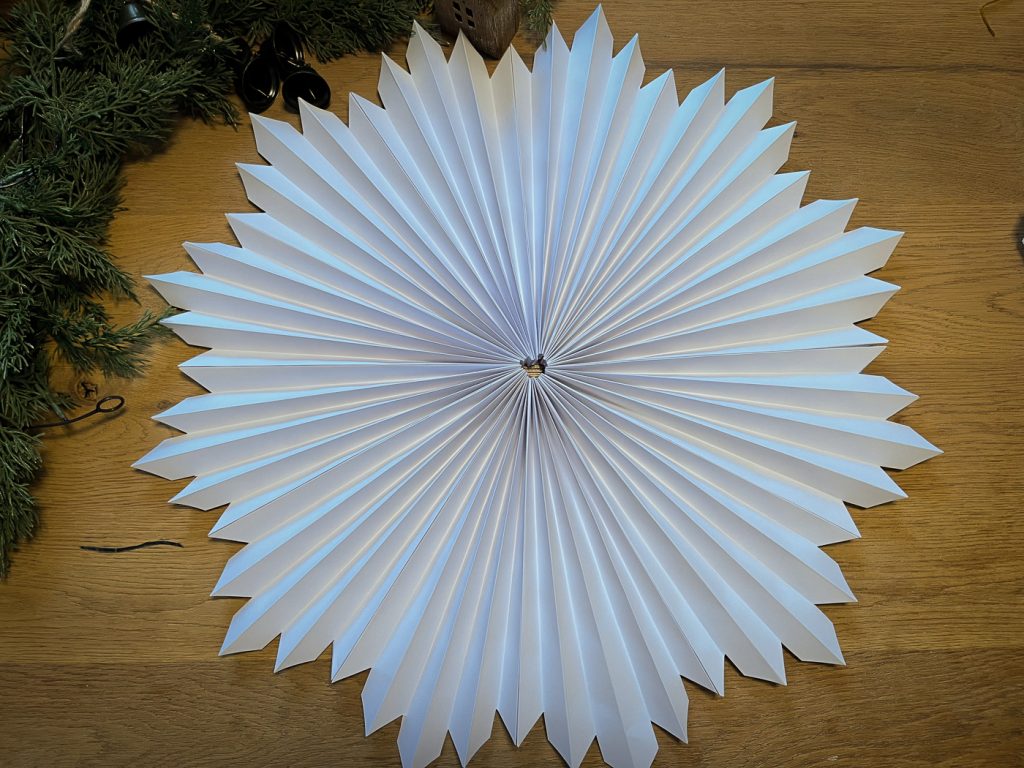 Zusammengeklebter Stern aus Papier.