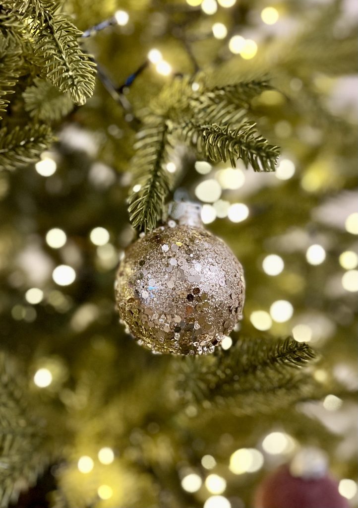 DIY Glitzer Christbaumkugeln einfach selbst machen.