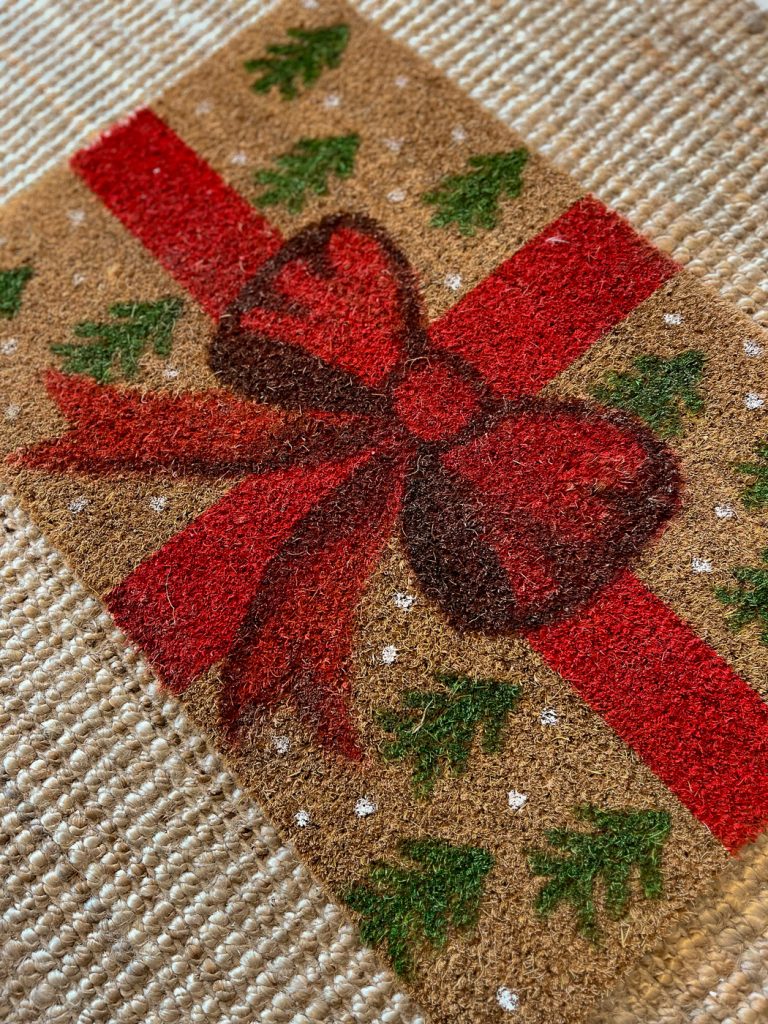 Fertige weihnachtliche Fußmatte mit Schleifen Motiv.