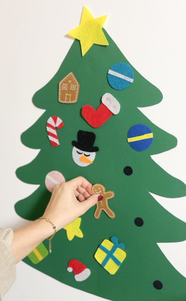 Montessori Tannenbaum wird geschmückt.