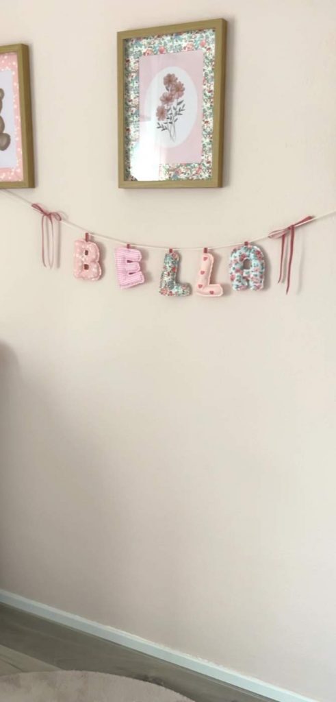 Fertige Namensgirlande an der Wand.