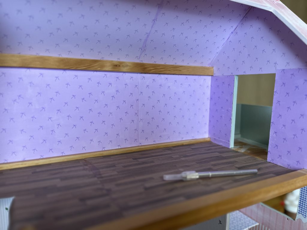 Zwischenstand des oberen Stockwerks des Puppenhauses mit neuer Tapete.