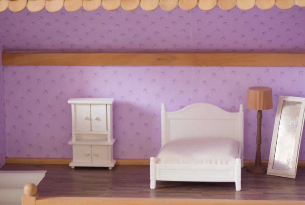 Eingerichtetes Schlafzimmer des Puppenhauses.