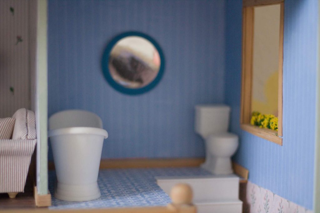 Puppenhaus Bad mit Wanne und WC.