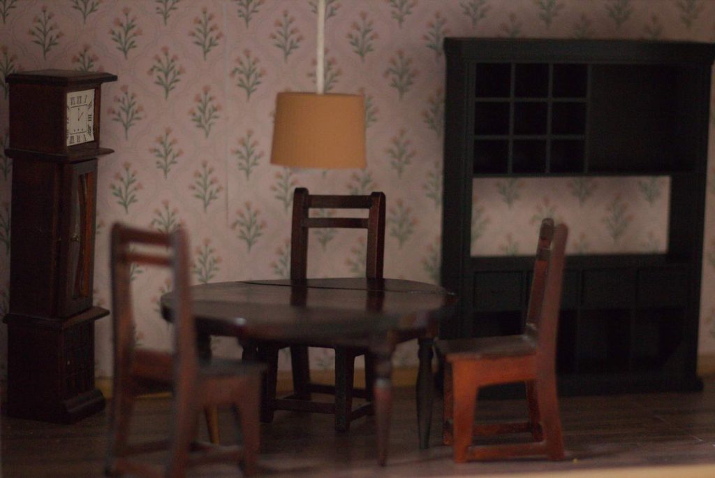 Puppenhaus Esszimmer mit vererbten Möbeln.