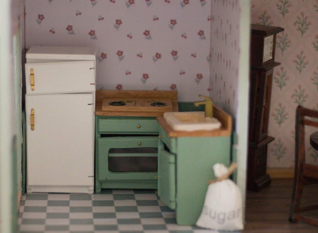 Puppenhaus Küche mit Kühlschrank und neu gestrichener Küche.