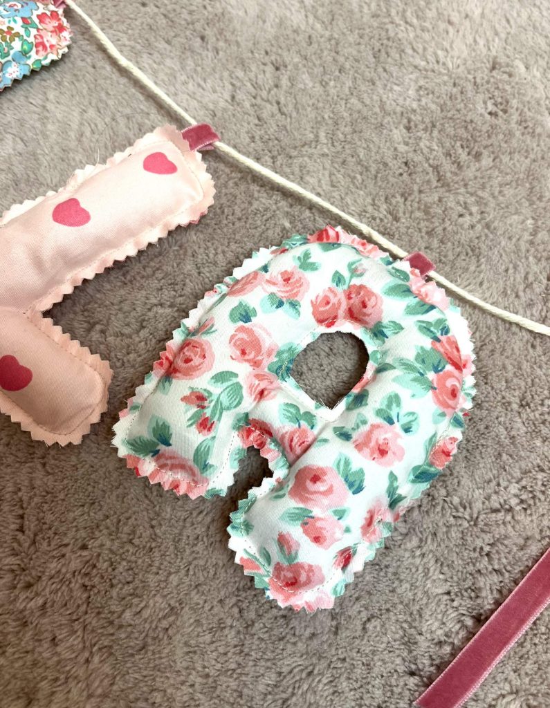 Fertiger Buchstabe A der Namensgirlande.