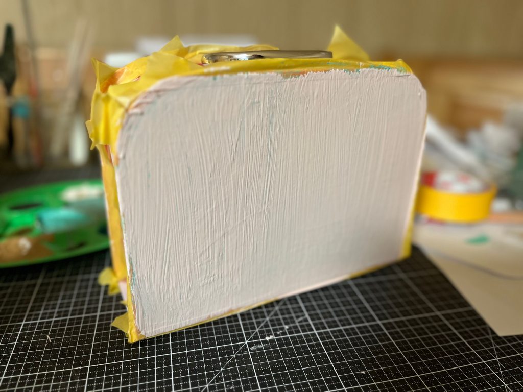 Koffer außen anmalen.