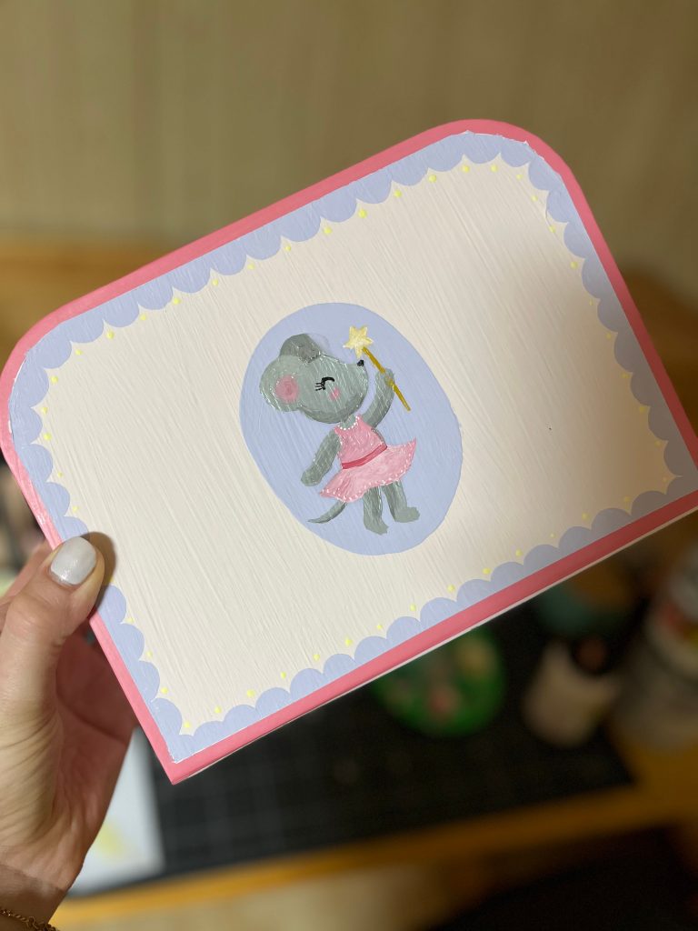 Bemalter Koffer mit Maus Motiv.