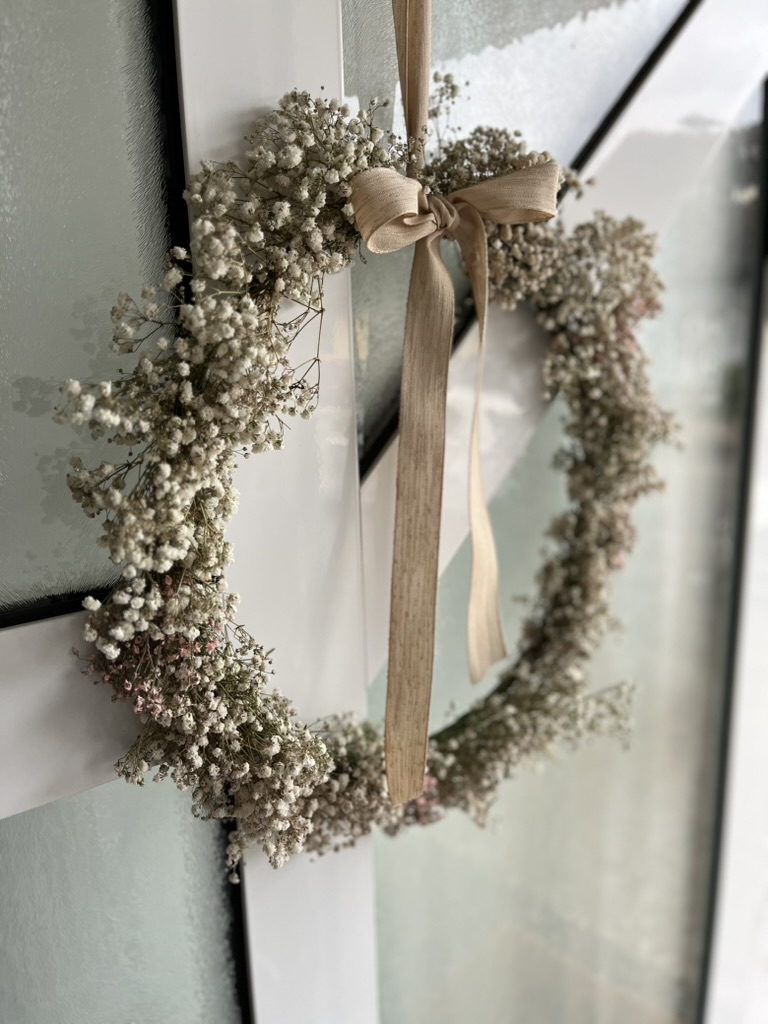 Kranz aus Schleierkraut mit Schleife.