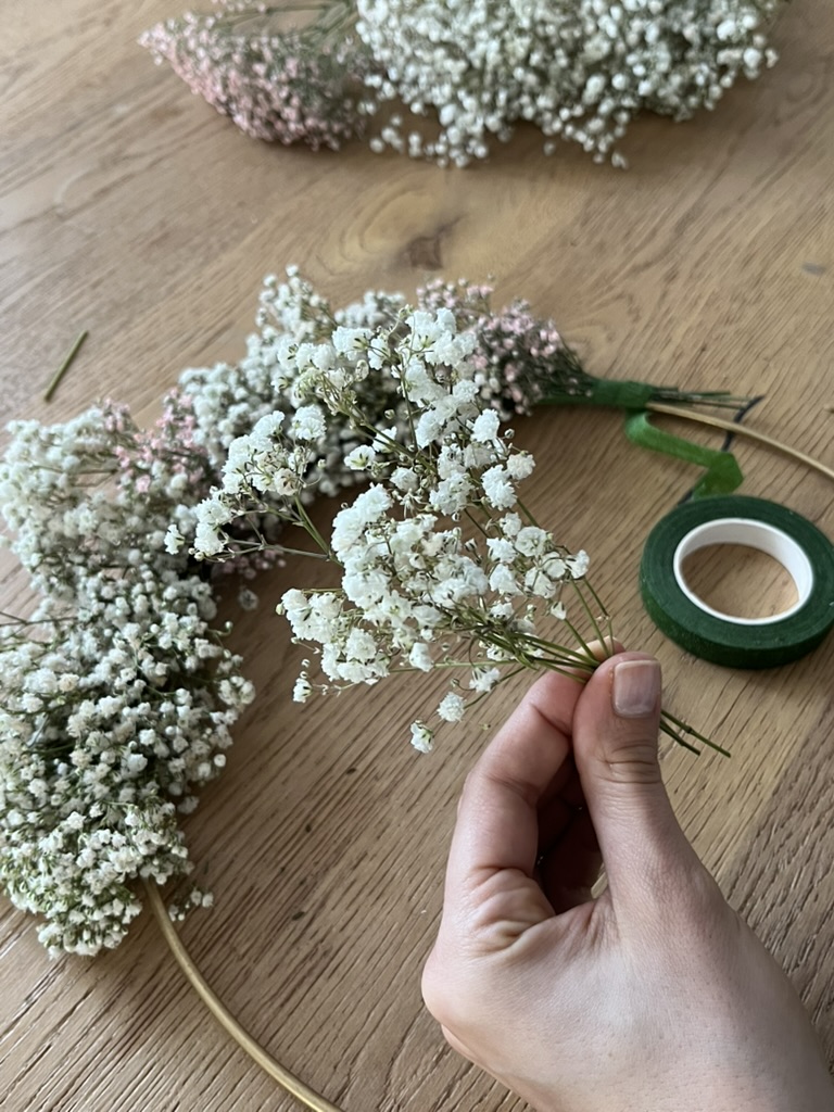 Metallring mit Schleierkraut umwickeln.