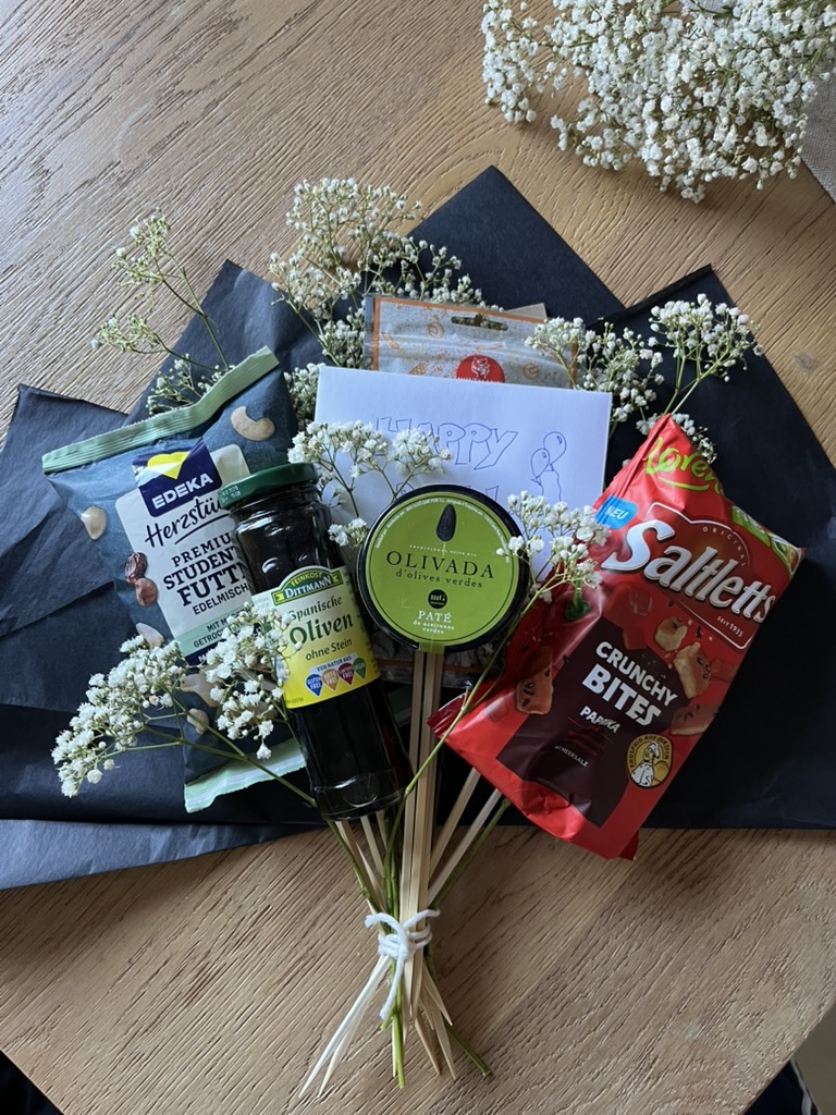 Snacks für Geschenkstrauss arrangieren.