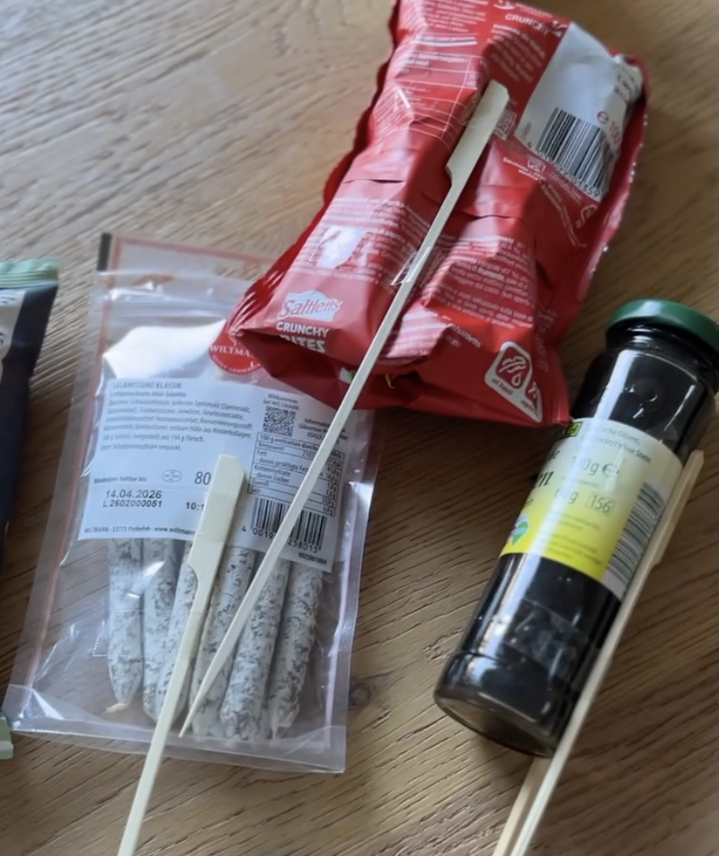 Holzspieße an Snacks befestigen.