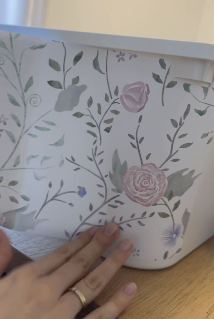 Trofast Box bekleben.