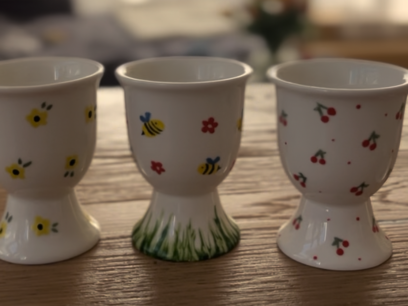 Fertig bemalte Eierbecher.