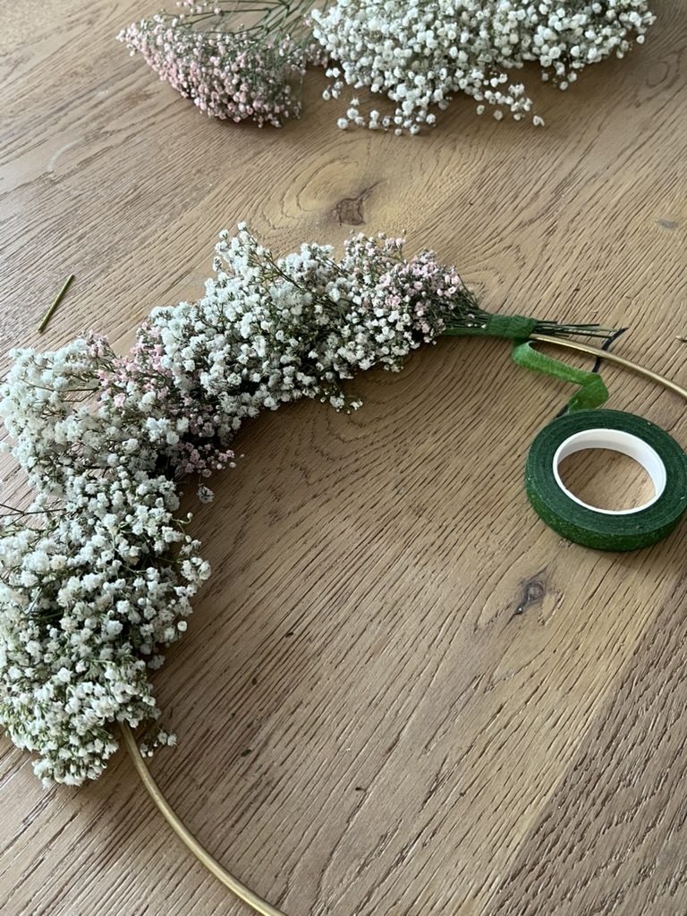 Metallring mit Schleierkraut umwickeln.