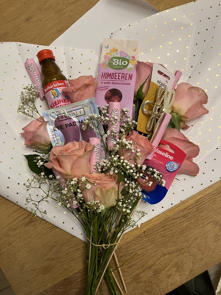 Arrangierte blumen und Geschenke für Strauß.